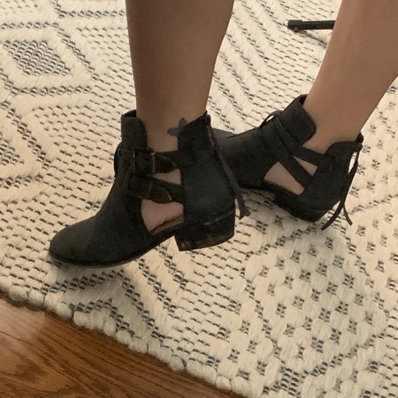 Cut out booties - Picture 4 of 5